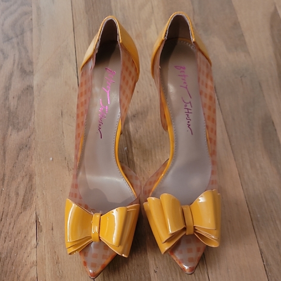 Betsey Johnson Mustard Bow Heels - Picture 1 of 7